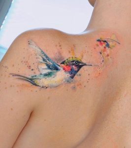 Tatuaje de colibrí acuarela