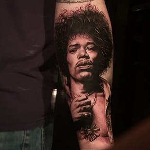 Tatuaje negro y gris de Jimi Hendrix de Miguel Camarillo.  # negro-gris #realismo #MiguelCamarillo #JimiHendrix #retrato
