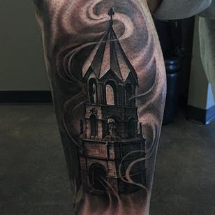 Tatuaje de iglesia negro y gris de Miguel Camarillo.  #negro gris #realismo # MiguelCamarillo # iglesia # religión