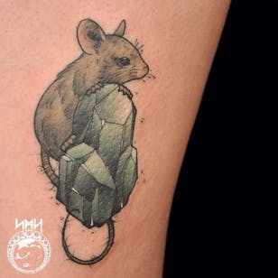 Tatuaje de ratón por Scott M. Harrison #ScottMHarrison #neotraditional #nature #muse #crystal