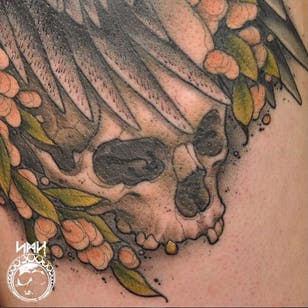 Tatuaje de calavera por Scott M. Harrison #ScottMHarrison #otraditional #nature #skull