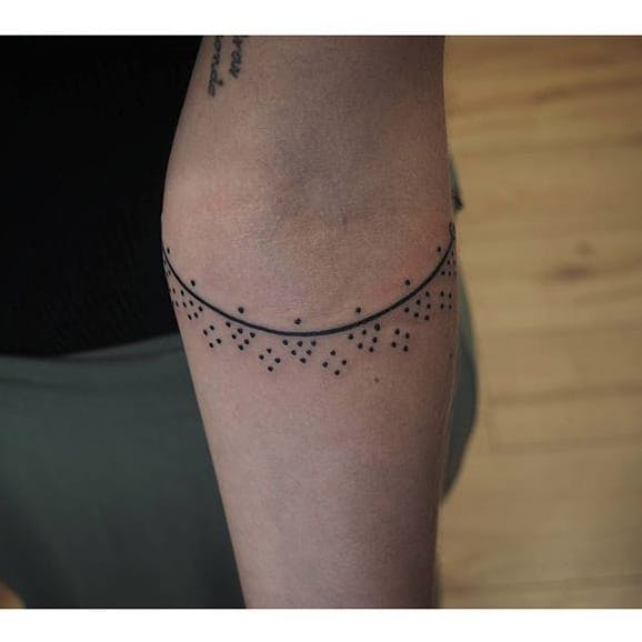 Tatuaje de pulsera de Om Kantor.  #AmKantor #blackwork #sacredgeometry #handpoke #telaviv #bracelets #minimalist