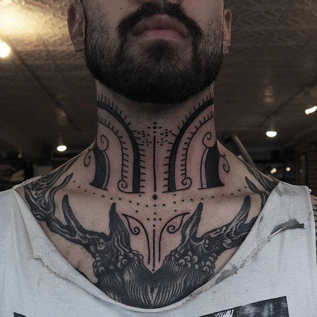 Tatuaje de cuello de Om Kantor.  #OmKantor #sortarbejde #sacredgeometry # håndpoke #telaviv #btattooing #blckwrk