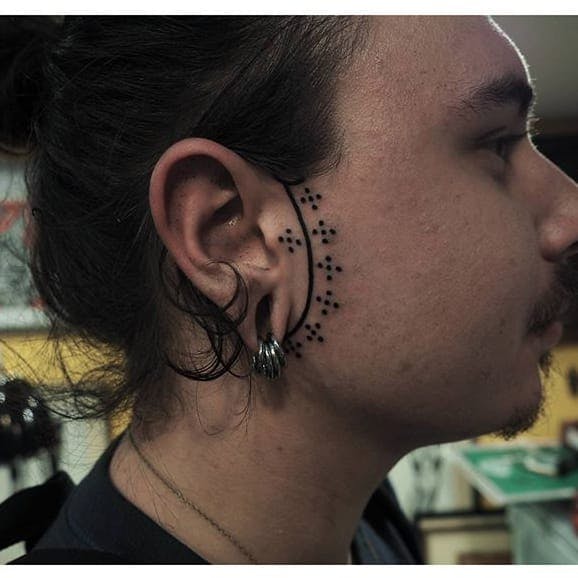 Tatuaje de oreja de Om Kantor.  #OmKantor #sortarbejde #sakredgeometri # håndpoke #telaviv #minimalistisk #tatovering #blckwrk