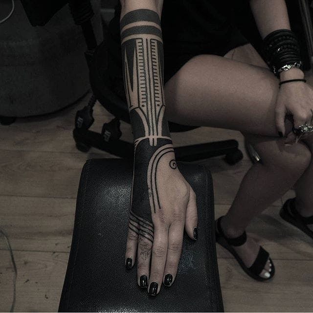 Tatuaje blackwork de Om Kantor.  #OmKantor #sortarbejde #sacredgeometry # håndpoke #telaviv #btattooing #blckwrk