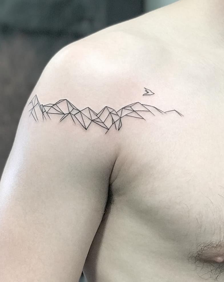 Tatuaje de montaña geométrica