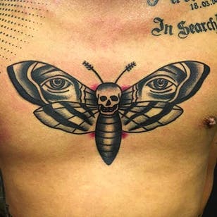 Fantástico tatuaje de bazo realizado por Wilson Ng.  Mano de obra sólida y concepto genial.  #WilsonNg #BoldTattoos #traditionaltattoo #moths # deadmills #traditional