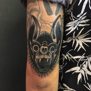 Impresionante cabeza de murciélago sobre un tatuaje hecho por Wilson Ng.  #WilsonNg #BoldTattoos #traditionaltattoo #bat #bathead #blastover #traditional