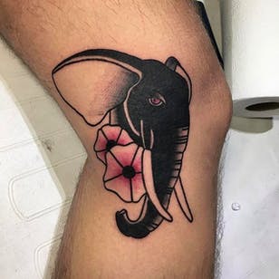 Super fila luce elefante negro con flores.  Puro trabajo de tatuaje de Wilson Ng.  #WilsonNg #FoldTattoos #traditionaltattoo #elephant #flowers #traditional