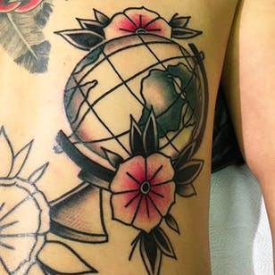 Gran tatuaje de globo terráqueo con algunas flores.  Trabajo de tatuaje de Wilson Ng.  #WilsonNg #FoldTattoos #traditionaltattoo #globe #blossom #traditional #traditionalglobe