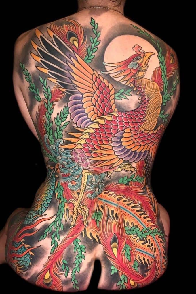 Tatuaje en la espalda de un fénix japonés