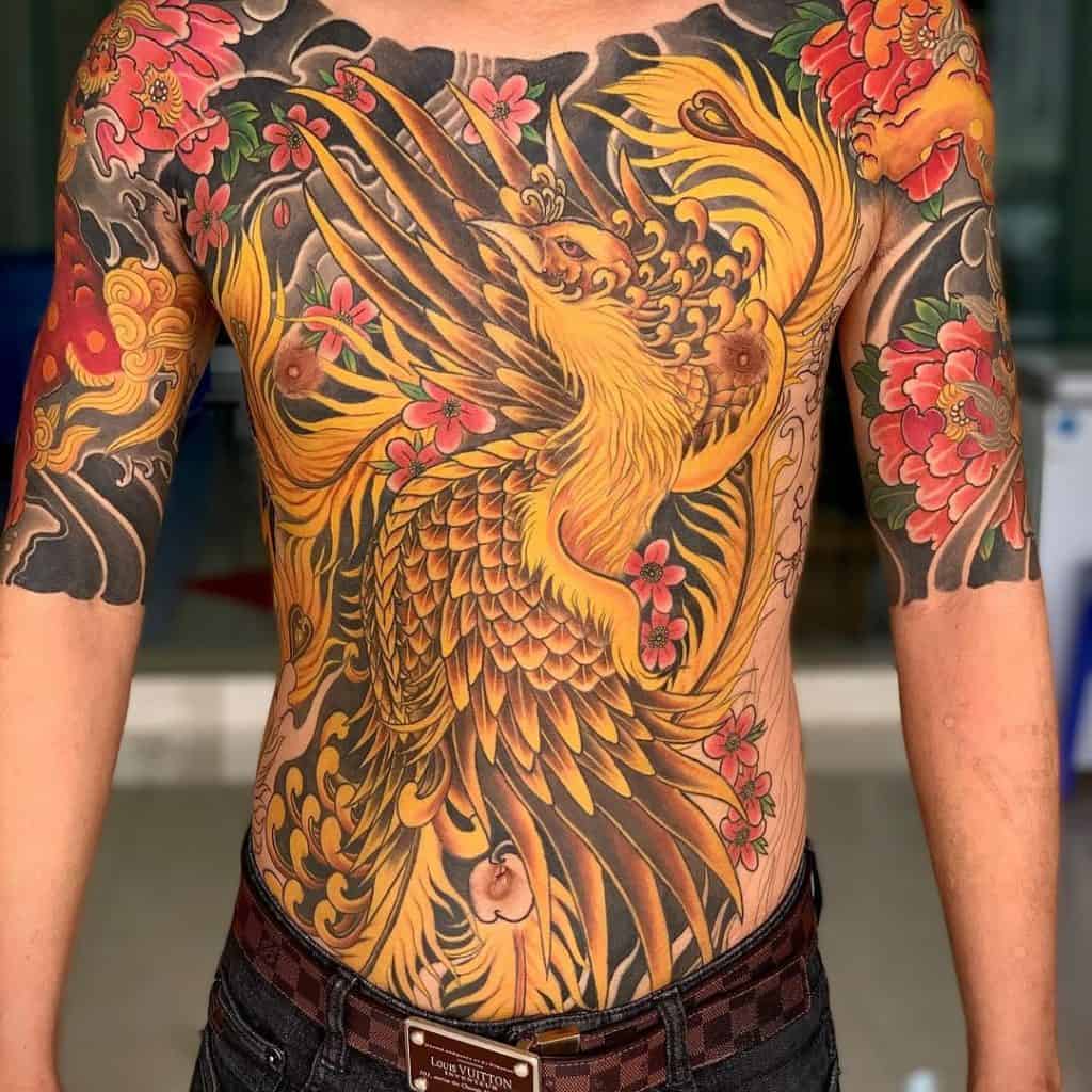 Tatuaje de pecho de fénix japonés