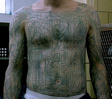 El diseño del tatuaje de Scofield reveló un intrincado mapa de la cárcel de Fox River, donde él y su hermano estuvieron detenidos, Michael Schofield y su tatuaje de Prison Break #prisonbreak #michaelschofield