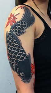 Tatuaje de pez koi negro