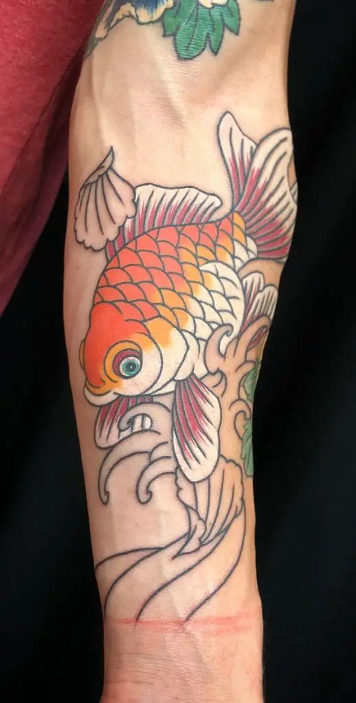 Tatuaje de pez koi en el brazo