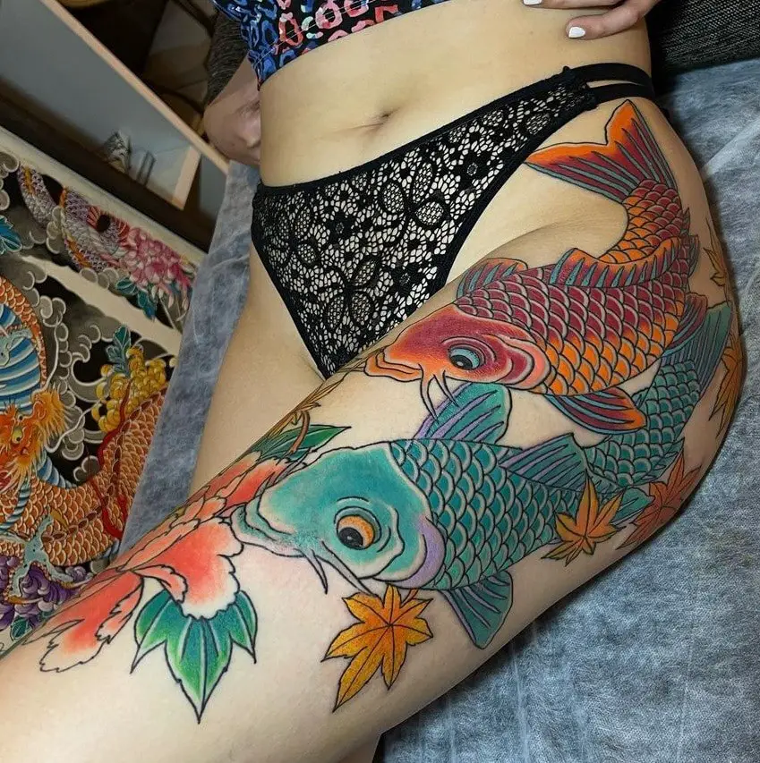 Tatuaje de pez koi en el muslo