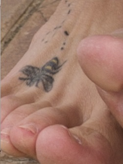 Tatuaje de abeja en el pie derecho de Sasha Lane