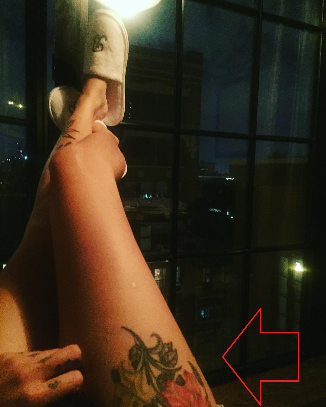 Tatuaje floral en el muslo derecho de Sasha Lane