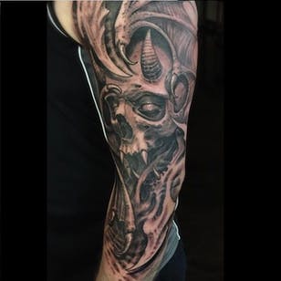 Tatuaje malvado de Josh Duffy #JoshDuffy #blackand grey #realistic #horror #bioorganic # skull