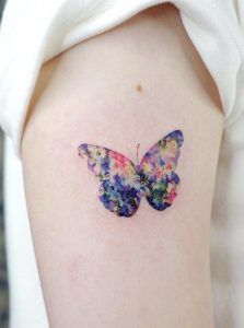 Pequeño tatuaje de mariposa de acuarela