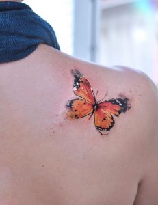 Tatuaje de mariposa monarca en acuarela