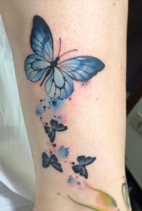 Tatuaje de mariposa azul acuarela