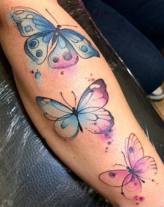 Tatuaje de mariposa acuarela