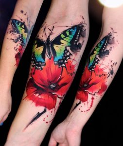 Tatuaje de mariposa acuarela