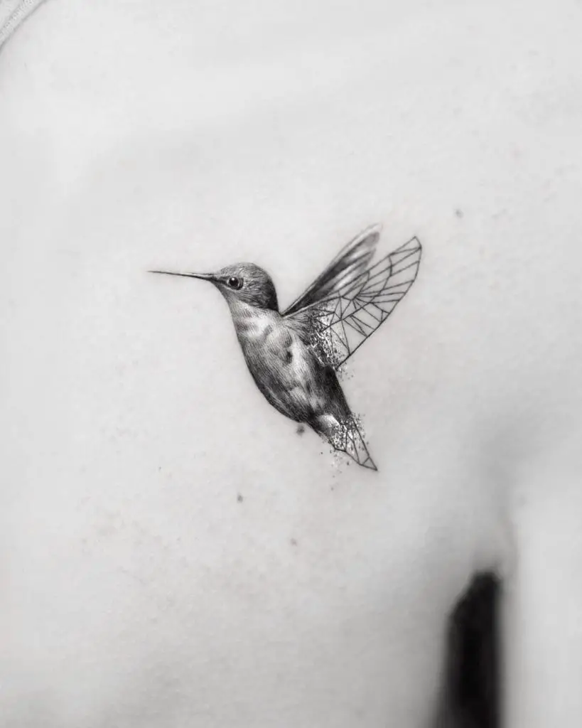 Pequeño tatuaje de colibrí