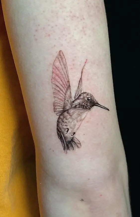 Tatuaje de colibrí micro realista