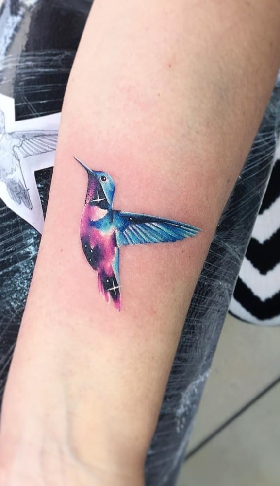 Pequeño tatuaje de colibrí acuarela