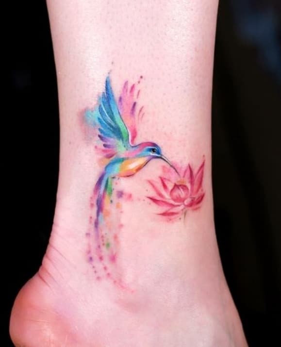 Pequeño tatuaje de colibrí acuarela