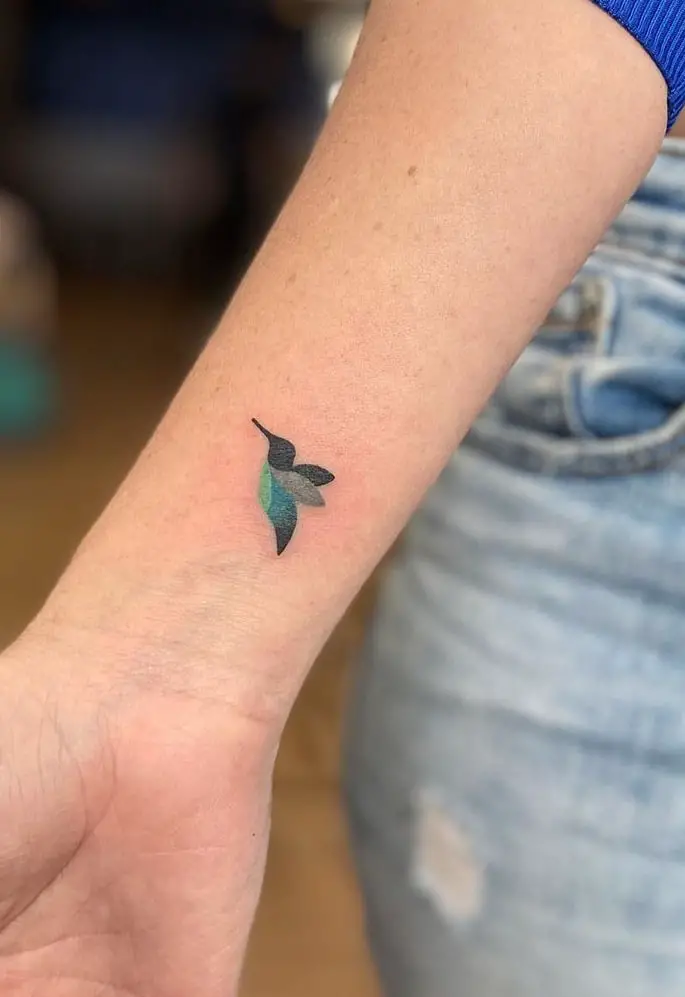 Pequeño tatuaje minimalista de colibrí