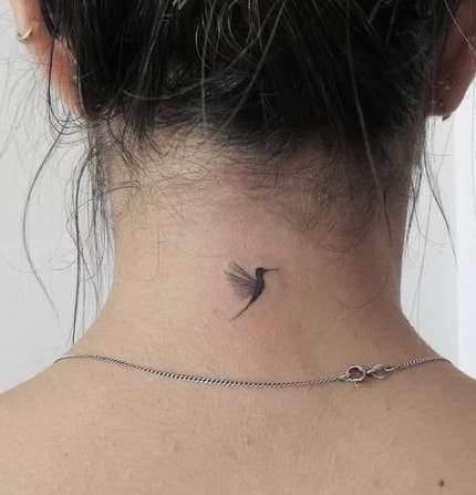 Pequeño tatuaje minimalista de colibrí