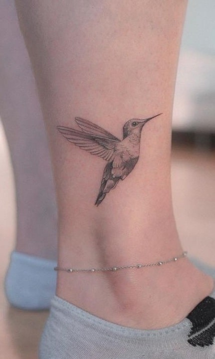 Pequeño tatuaje de colibrí