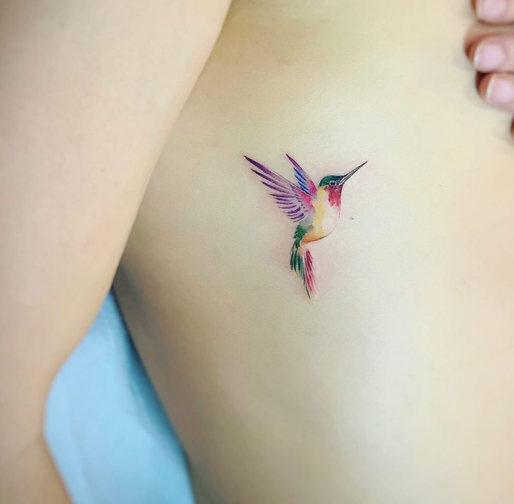 Pequeño tatuaje de colibrí