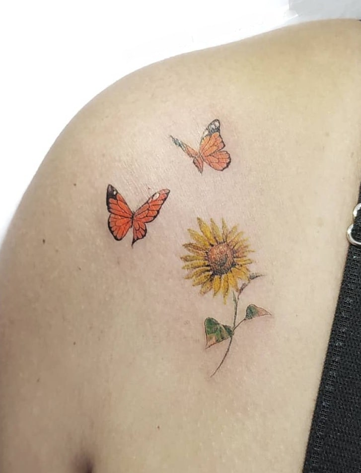 Pequeño tatuaje de mariposa y girasol
