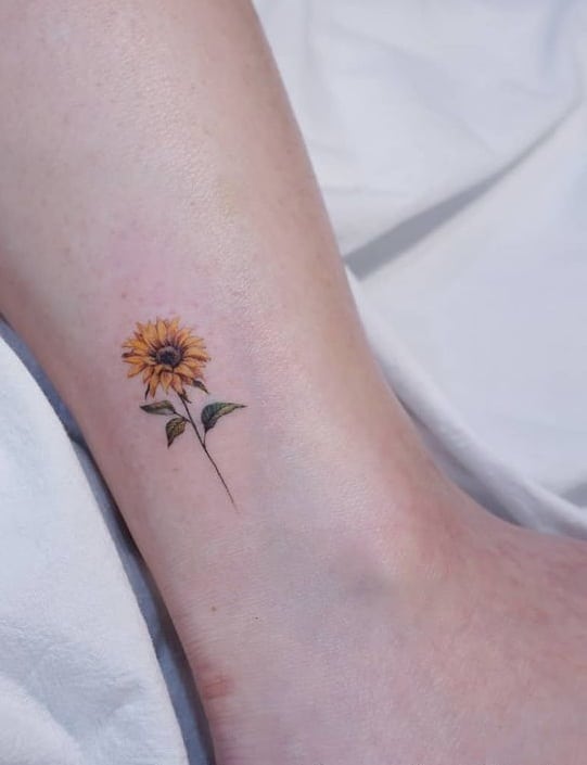 Pequeño tatuaje de girasol en el tobillo