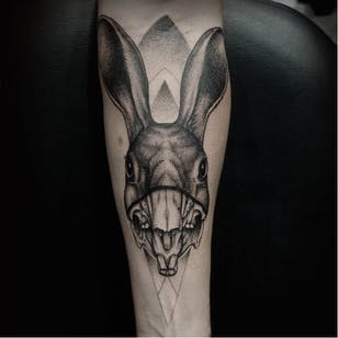 Tatuaje rad conejo por Oked #Oked #blackwork #surrealistic #portrait #rabbit #skull