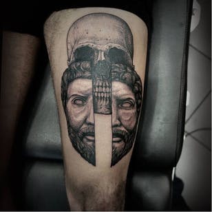 Tatuaje creativo de Oked #Oked #blackwork #surrealista #retrato # cráneo