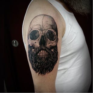 Tatuaje de calavera con barba por Oked #Oked #blackwork #surrealistic #portrait #skull #beard
