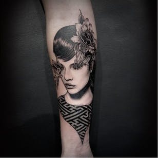 Hermoso tatuaje de Oked #Oked #blackwork #surrealistic #portrait