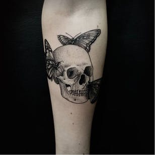 Tatuaje de calavera de Oked #Oked #blackwork #surrealistic #butterfly #skull
