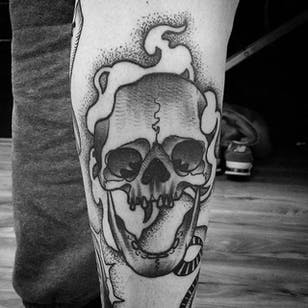Skull on Fire Tattoo por Matt Pettis @Matt_Pettis_Tattoo #MattPettis #MattPettisTattoo #Black #Blackwork #Blacktattoo #Blacktattoos #London #Skull #skullhead #btattooing #blckwrk