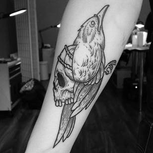 Tatuaje de línea de cráneo y pájaro por Matt Pettis @Matt_Pettis_Tattoo #MattPettis #MattPettisTattoo #Black #Blackwork #Blacktattoo #Blacktattoos #London #Skull #Bird #Linework #btattooing #blckwrk