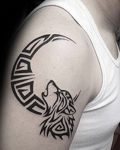 Tatuaje de lobo tribal aullando