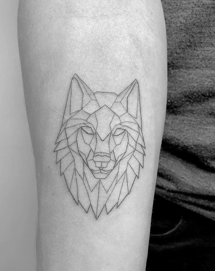 Tatuaje de lobo geométrico