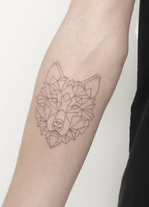 Tatuaje de lobo geométrico