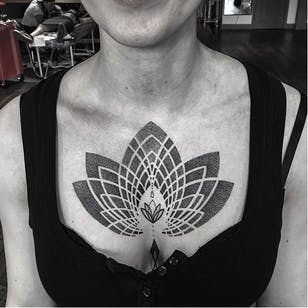 Tatuaje geométrico de Ema Sweeney #geometric #geometrictattoo #geometrictattoos #dotwork #blackwork #geometricdotwork #blackdotwork #EmaSweeney
