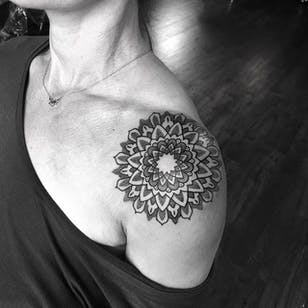 Tatuaje geométrico de Ema Sweeney #geometric #geometrictattoo #geometrictattoos #dotwork #blackwork #geometricdotwork #blackdotwork #EmaSweeney